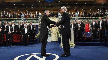 L'auteur britannique Kazuo Ishiguro lauréat du prix Nobel de littérature 2017 félicité par le roi Charles XVI Gustaveà&nbsp; Stockholm&nbsp;le 10 décembre 2017.&nbsp; (JONAS EKSTROMER / TT NEWS AGENCY)