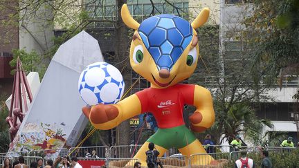 Une reproduction de la mascotte du Mondial 2014 est pr&eacute;sent&eacute;e au public &agrave; Sao Paulo (Br&eacute;sil), le 24 septembre 2012. (ANDRE PENNER / AP / SIPA)