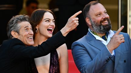 Les acteurs Willem Dafoe, Emma Stone, et le réalisateur Yorgos Lanthimos sur le tapis du Festival de Cannes, le 17 mai 2024.