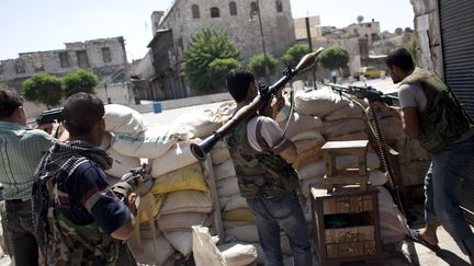 Des rebelles combattent les troupes pro-Al-Assad dans les rues d'Alep (Syrie), le 18 ao&ucirc;t 2012. (ACHILLEAS ZAVALLIS / AFP)