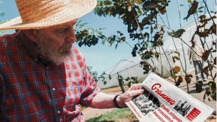 Pour faire taire les rumeurs qui le disent mort, le site Cubadebate a publi&eacute; cette photo de l'ancien leader cubain Fidel Castro tenant le journal du jour &agrave; La Havane (Cuba), le 22 octobre 2012. (ALEX CASTRO / AP / SIPA)