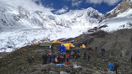 Le camp n&deg;3 sur le mont Manaslu, au N&eacute;pal,&nbsp;situ&eacute; &agrave; 8 156 m d'altitude, apr&egrave;s l'avalanche qui a co&ucirc;t&eacute; la vie &agrave; huit alpinistes, le 23 septembre 2012.&nbsp; (SIMRIK AIR / MAXPPP)