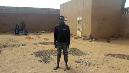 Koffi Arnaud dans la cour de son "ghetto", le terme qui désigne des maisons en périphérie d'Agadez où sont hébergés les migrants en transit. (SANDRINE ETOA-ANDEGUE / RADIO FRANCE)