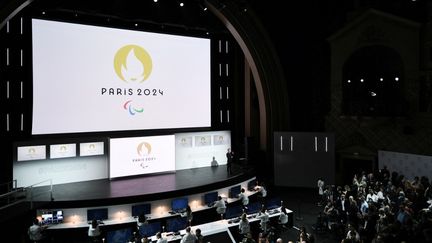 Le logo des Jeux olympiques de Paris 2024 présenté au Grand Rex, le 21 octobre 2019. (STEPHANE DE SAKUTIN / AFP)