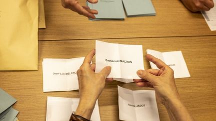 Dans un bureau de vote pour les Français vivant à Tokyo, au Japon, le 10 avril 2022. (CHARLY TRIBALLEAU / AFP)