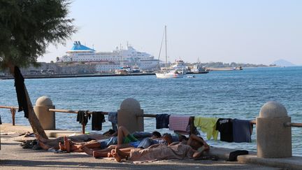 Beaucoup de migrants dorment &agrave; m&ecirc;me le sol sur la promenade du bord de mer &agrave; Kos (Gr&egrave;ce). En pleine saison touristique, leur pr&eacute;sence embarrasse touristes et commer&ccedil;ants. (BENOIT ZAGDOUN / FRANCETV INFO)