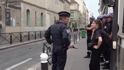 Attaque au couteau à Arras : les forces de l’ordre déployées devant certains établissements scolaires (France 2)