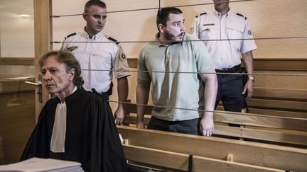 Anthony Draoui lors de son proc&egrave;s, &agrave; la cour d'assises de l'Ard&egrave;che, le 30 septembre 2014. (JEAN-PHILIPPE KSIAZEK / AFP)