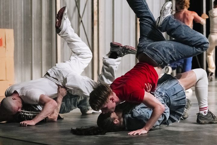 Le Ballet national de Marseille dans "Age Of Content" du trio de chorégraphes (La)Horde. (BLANDINE SOULAGE)