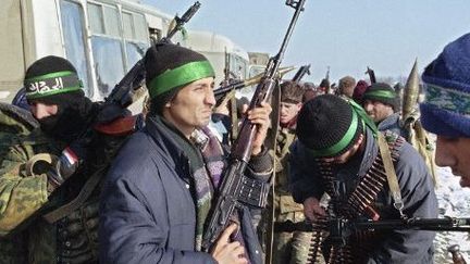 Combattants islamistes tchétchènes dans la région de Pervomaysk, le 11 janvier 1996. (AFP/Oleg Nikisachin)