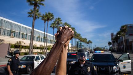 États-Unis : les policiers tentent de fraterniser avec les manifestants