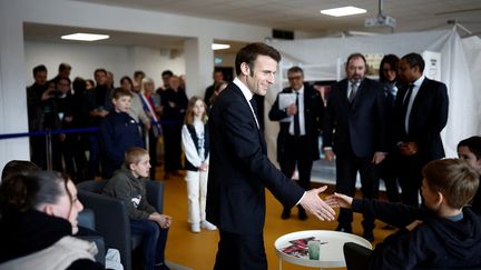 Le président de la République, Emmanuel Macron, en déplacement à Jarnac (Charente) pour annoncer la généralisation de la vaccination contre le papillomavirus, le 28 février 2023. (STEPHANE MAHE / AFP)