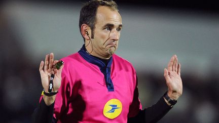 L'arbitre Romain Poite lors du match de Top 14 Mont-de-Marsan&ndash;Bordeaux-B&egrave;gles, le 27 octobre 2012, &agrave; Mont-de-Marsan (Landes). (NICOLAS TUCAT / AFP)