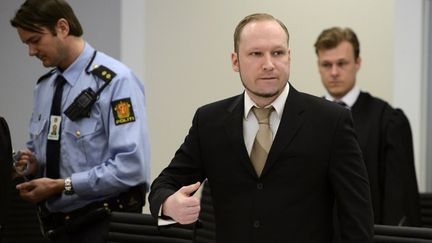 Anders Behring Breivik &agrave; son arriv&eacute;e au tribunal, le 17 avril 2012 &agrave; Oslo (Norv&egrave;ge). (ODD ANDERSEN / AFP)