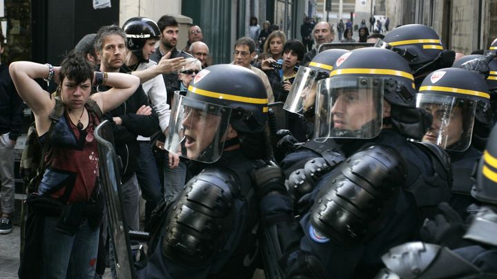 Des CRS dans le centre historique de Bayonne (Pyr&eacute;n&eacute;es-Atlantiques), lors d'une visite de Nicolas Sarkozy, le 1er mars 2012. (P.TOHIER / PHOTOMOBILE)