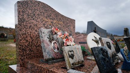 La tombe de Nadège Desnoix, à Coulonges-Cohan (Aisne), le 1er décembre 2021. (MAXPPP)