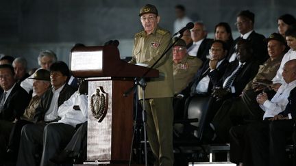 Raul Castro prononce le discours d'hommage à son frère, Fidel, mardi 29 novembre sur la place de la Révolution à La Havane (ZIPI / EFE)