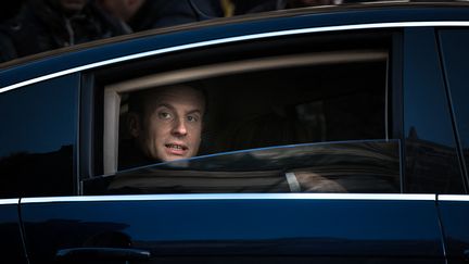 Emmanuel Macron dans la voiture présidentielle après une cérémonie commémorant les attentats du 13 novembre 2015, le 13 novembre 2017. (SIMON GUILLEMIN / AFP)