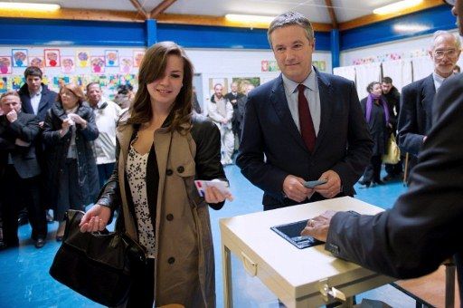 Nicolas Dupont-Aignan votait en compagnie de sa fille Victoire. (Afp)