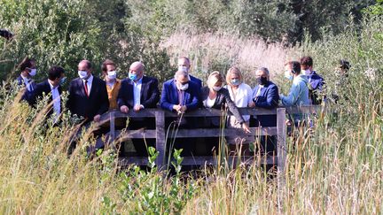 Le Premier ministre Jean Castex, accompagné de&nbsp;Barbara Pompili, ministre de la Transition écologique, et Joël Giraud,&nbsp;secrétaire d'État chargé de la Ruralité, en visite dans une réserve naturelle de la Somme, le 22 août 2020. (DOMINIQUE TOUCHART / MAXPPP)