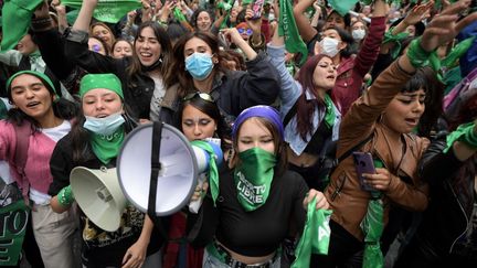 Des manifestantes pro-avortement célèbrent la dépénalisation de l'IVG à Bogota, en Colombie, le 21 février 2022. (RAUL ARBOLEDA / AFP)