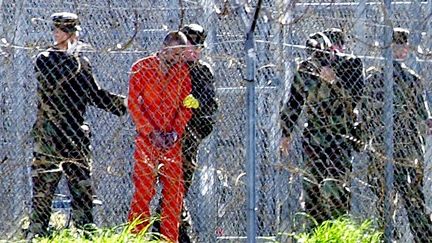 L'un des 110 détenus du centre de détention de Guantanamo, photographié le 17 janvier 2002. (ROBERTO SCHMIDT /  AFP)