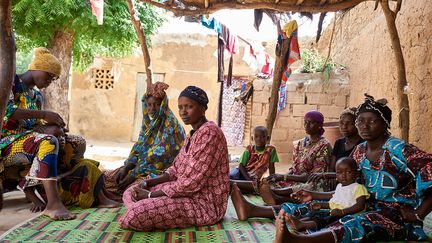 Comme des centaines de milliers d'autres déplacés, Fatoumata Dja, 29 ans, a été obligée de fuir son village de Mamba avec ses trois enfants. Mamba se trouve près de Mopti, la région la plus touchée par les violences jihadistes et les groupes autoproclamés d'autodéfense. Sur les 920 écoles fermées au Mali à cause du conflit, plus des deux tiers se trouvent à Mopti, Ségou et Koulikoro, trois régions du centre. (MICHELE CATTANI / AFP)