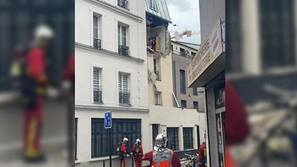 Des pompiers interviennent après une explosion dans un appartement, dans le 18e arrondissement de Paris, le 5 août 2023. (FRANCE TELEVISIONS)