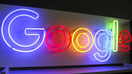 Le logo de Google est affiché lors du Forum européen de cybersécurité Cybersec, à Cracovie (Pologne), le 9 octobre 2017. (BEATA ZAWRZEL / NURPHOTO / AFP)