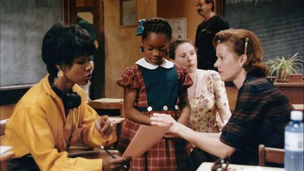 La cinéaste Euzhan Palcy, à gauche, et ses comédiens sur le tournage de Ruby Bridges, film sorti en 1998. (GUY D'ALEMA)