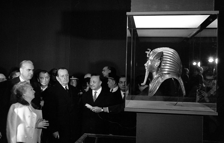 Le ministre d'Etat chargé des affaires culturelles André Malraux (2ème à gauche) en visite à l'exposition "Toutankhamon et son temps", au Petit Palais en 1967.
 (AFP ARCHIVES)