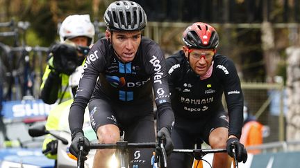 Romain Bardet (Team DSM) devant Damiano Caruso (Bahrain-Victorious) à l'arrivée de la 16e étape du Tour d'Italie 2021, lundi 24 mai. (LUCA BETTINI / AFP)