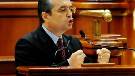 Le premier ministre roumain Emil Boc devant le Parlement, le 13 octobre 2009. (© AFP PHOTO/ DANIEL MIHAILESCU)