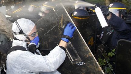 Un manifestant protestant contre le transport d'un convoi de d&eacute;chets nucl&eacute;aire se heurte aux CRS &agrave; Lieusaint pr&egrave;s de Valognes (Manche), le 23 novembre 2011. (BENOIT TESSIER / REUTERS)