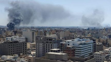 Des nuages de fumée apparaissent lors de combats entre des milices dans la capitale de Tripoli (Libye), le 27 août 2022.&nbsp; (STRINGER / ANADOLU AGENCY / AFP)