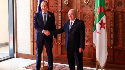 Le ministre des Affaires étrangères, Sergei Lavrov (à gauche), serrant la main du ministre algérien des Affaires étrangères, Ramtane Lamamra, lors de leur rencontre à Alger le 10 mai 2022. Phot d'illustration. (AFP / RUSSIAN FOREIGN MINISTRY)