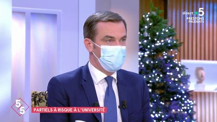 Le ministre de la Santé, Olivier Véran, sur le plateau de "C à vous", sur France 5, le 17 décembre 2020. (FRANCE 5)