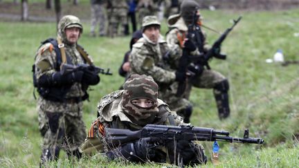 Des combattants pro-russes pr&egrave;s de la ville de Slaviansk, dans l'Est de l'Ukraine, le 13 avril 2014. (ANATOLIY STEPANOV / AFP)