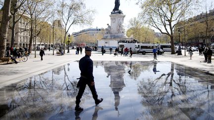 Si des débordements et des dégradations ont eu lieu dans la nuit du 15 mars, en marge&nbsp;de "Nuit Debout", dans le nord-est de Paris, à l'occasion de manifestations sauvages, le rassemblement se déroule globalement dans le calme. Il reste toutefois encadré par les forces de l'ordre présentes en nombre sur la place. (CHARLES PLATIAU / REUTERS)