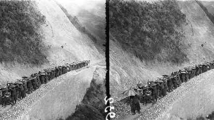 comme ici les armatures métalliques destinées à la mise en place d’un pont sur arbalétriers, l'acheminement se faisait à dos d'hommes. Sur 60.000 ouvriers locaux qui travaillèrent sur ce chantier, 12.000 moururent.
 
 

 
 
  (Georges-Auguste Marbotte )