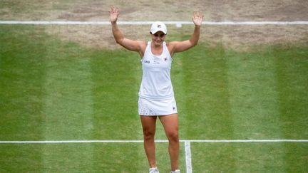 Ashleigh Barty célèbre sa victoire face à&nbsp;Karolina Pliskova en finale du tournoi de Wimbledon, 10 juillet 2021. (AELTC/JONATHAN NACKSTRAND / AFP)