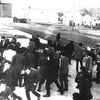 Des manifestants s'enfuient alors que des soldats britanniques tirent à balles réelles, le 30 janvier 1972, à Derry-Londonderry (Irlande du Nord, Royaume-Uni). (CIARAN DONNELLY / COURTESY MUSEUM OF FREE DERRY)