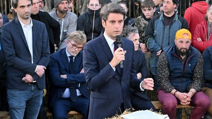 Gabriel Attal met farmers on a farm in Haute-Garonne on January 26, 2024. (NATHALIE SAINT AFFRE / MAXPPP)