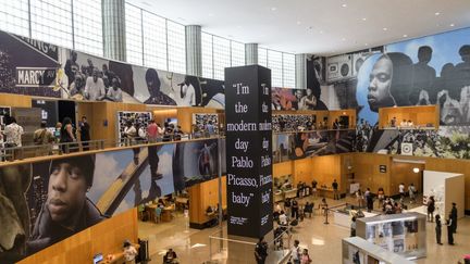 L'exposition "The Book of HOV" à la grande bibliothèque de Brooklyn, le 17 juillet 2023. (ANGELA WEISS / AFP)