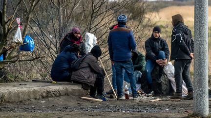 Des migrants à Calais (Pas-de-Calais), le 6 mars 2018. (PHILIPPE HUGUEN / AFP)