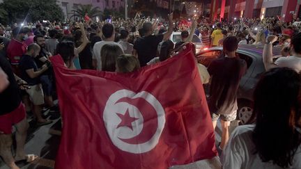 Manifestation à Tunis pour célébrer la décision&nbsp;du président tunisien Kaïs Saïed qui décide la suspension du Parlement et la déstitution du Premier ministre, le 25 juillet 2021. (FETHI BELAID / AFP)