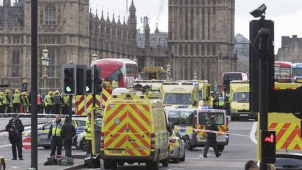 Des ambulances et des voitures de police stationnent à proximité du Parlement britannique après l'attaque à Londres, le 22 mars 2017. (ALEX MCNAUGHTON / SPUTNIK / AFP)