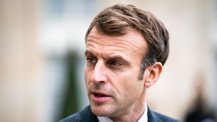 Le président de la République Emmanuel Macron, lors d'un déplacement en Estonie, le 24 novembre 2021. (XOSE BOUZAS / HANS LUCAS / AFP)