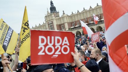 Des partisans du président sortant Andrzej&nbsp;Douda, le 21 juin 2020 à&nbsp;Cracovie (Pologne). (BARTOSZ SIEDLIK / AFP)