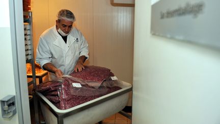 Contr&ocirc;le de provenance de la viande bovine dans l'unit&eacute; de production culinaire du Grand&nbsp;Cahors, qui sert les repas des cantines scolaires et maisons de retraite de la communaut&eacute; de communes, le 15 f&eacute;vrier 2013.&nbsp; (MAXPPP)